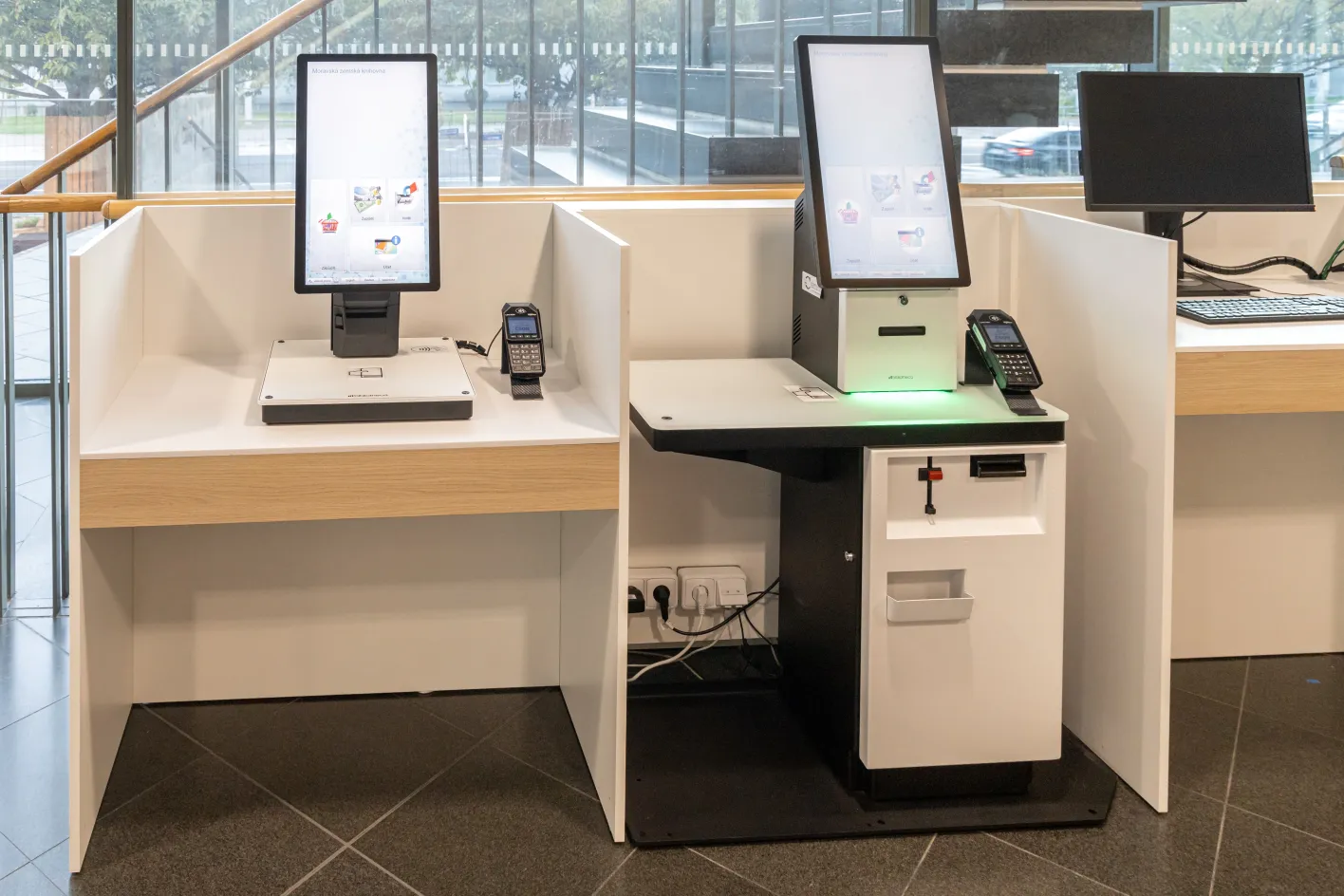 Registrační a informační pult - samoobslužná zařízení