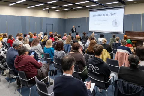 	E-knihy a e-audioknihy v knihovnách – informace, příklady, zkušenosti