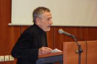 Profesor Miloš Štědroň při přednášce.