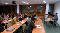 Publikum v malém sále MZK v Brně při přednášce Radka Malého o Paulu Celanovi.