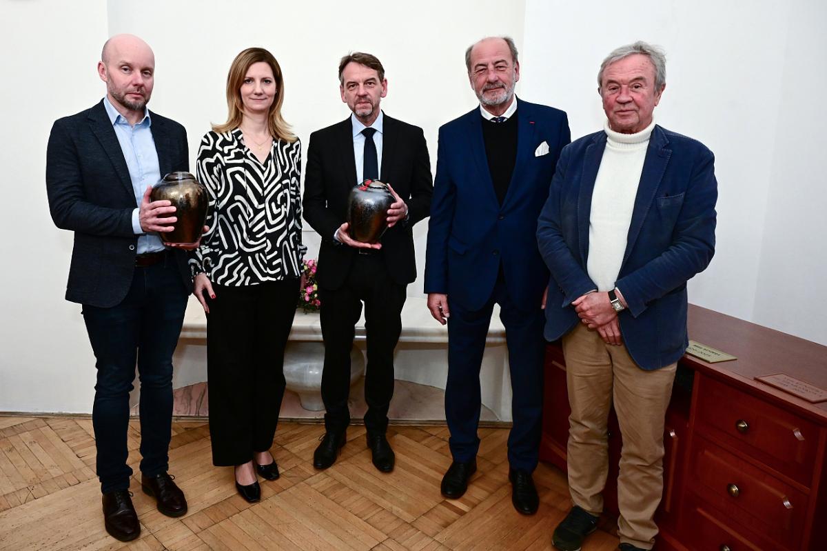 Urny s ostatky manželů Kunderových byly přivezeny do spisovatelova rodného města Brna