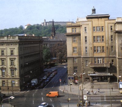 V budově na Moravském náměstí a rohu Kounicovy ulice je místo knihovny od roku 1935